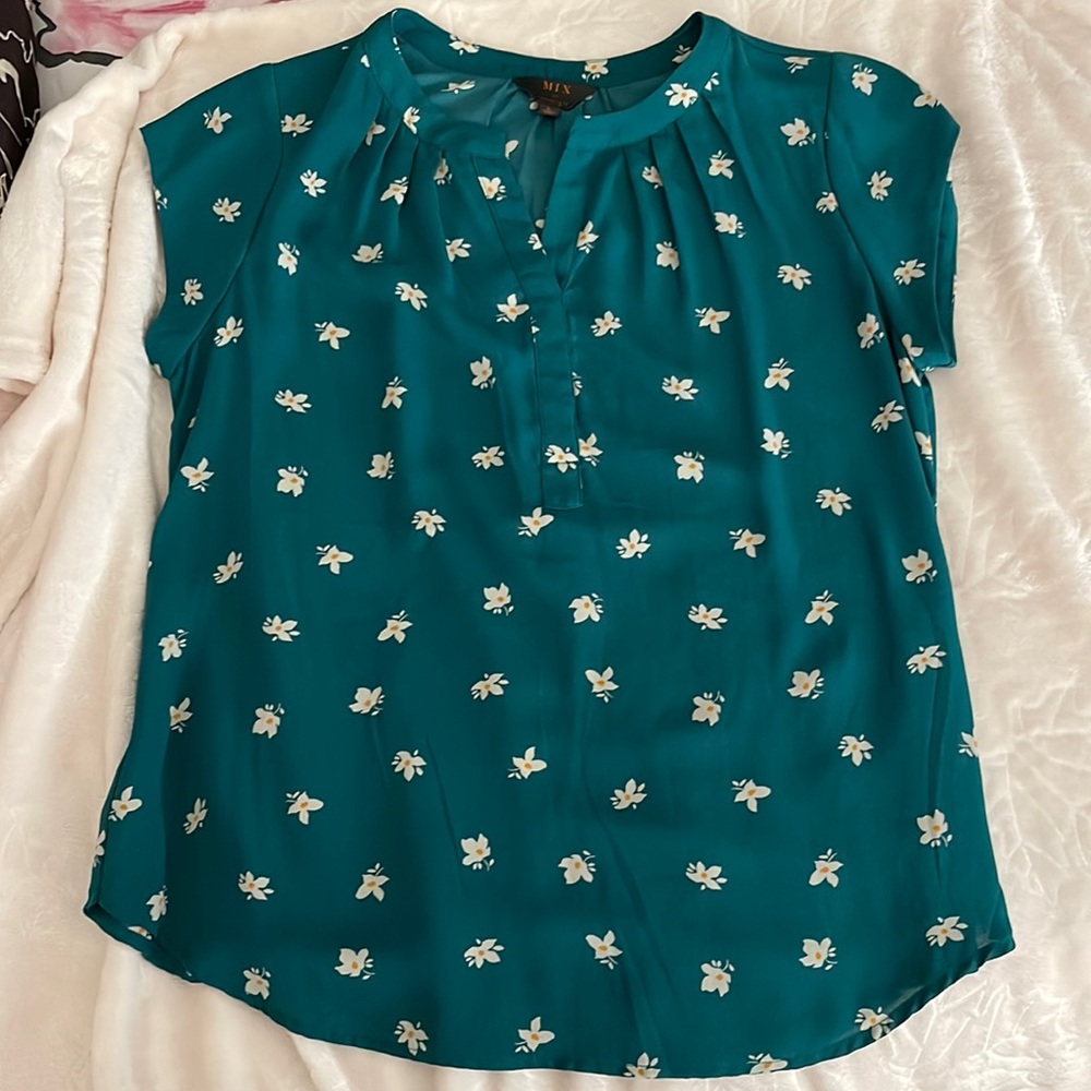 Mix by 41 Hawthorn Hope Split Neck Blouse, size Large, excellent condition.